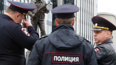 Четирима от ИД с белезници в Москва и Махачкала