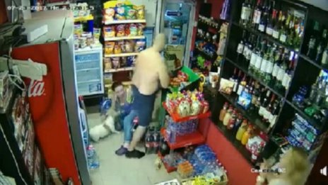 Юмручно правосъдие – гол до кръста, срещу две жени