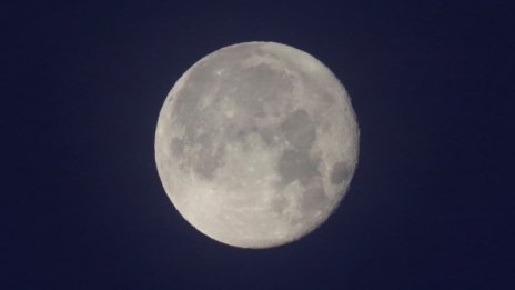 Учени откриха пещера на Луната
