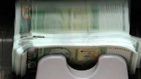 Държавата развързва кесията, харчи 3,3 млрд. лева повече