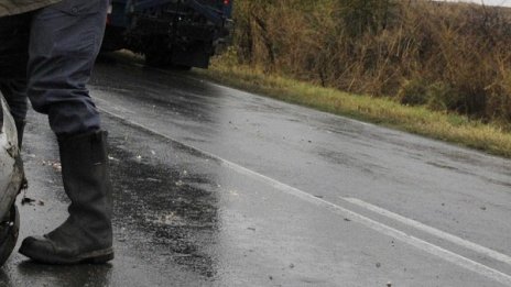 Пътен ад край Български извор: Бус се озова между два тира