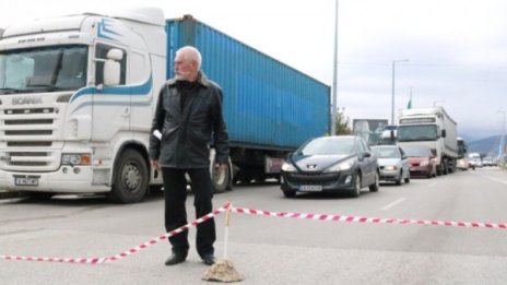 Мъж загради шосе в Пловдив и не пуска колите! Негово било!