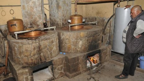 Хайка за незаконни казани, иззеха 4400 литра ракия