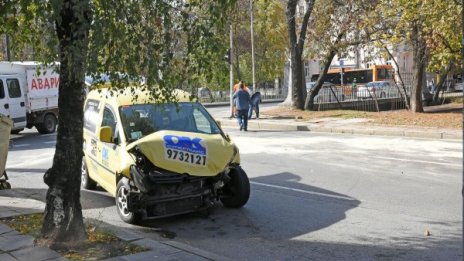 Сблъсък в София: Мерцедес и такси премериха сили на пътя