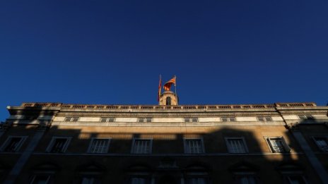 Каталунските държавни служители са на работа, след като Мадрид пое властта