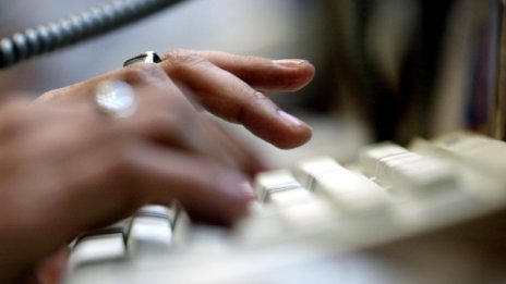 Запасяваме се с дрехи и обувки. Все по-често пазаруваме онлайн