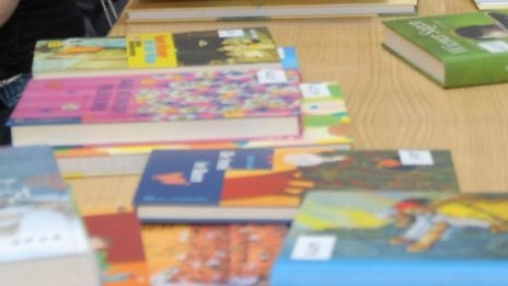 Даряват деца с книжки с български приказки в Димитровград