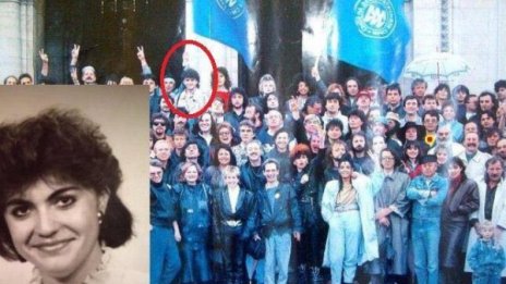 Корнелия Нинова на митинг на СДС? Като рошав мъж с бял шлифер!