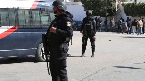 Ислямист рани с нож двама полицаи в Тунис, арестуваха го