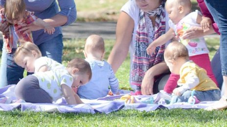 Над 2100 родители се надяват на детегледач по програма