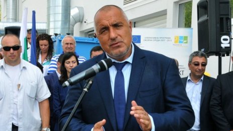 Борисов спасител! Вади заклещени жени от катастрофирала кола