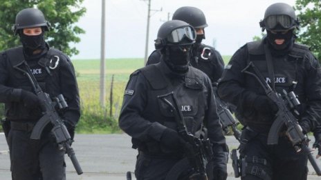 Закопчаха един за обира на банкомат, издирват се още трима
