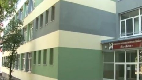 Откриха камера в дамската тоалетна на училище