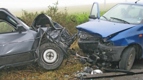 Два автомобила се блъснаха на пътя Камено-Кубрат