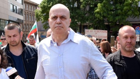2 000 души пуснали CV-та на Слави, той: Продължаваме!