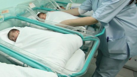 Демографският срив у нас продължава! Петков гледа положително