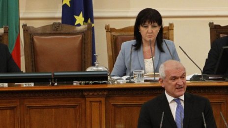 На бързи обороти: Цвета Караянчева е новият шеф на парламента