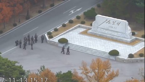 Видео на ООН: Бягство на войник от КНДР към юга. Стрелба...