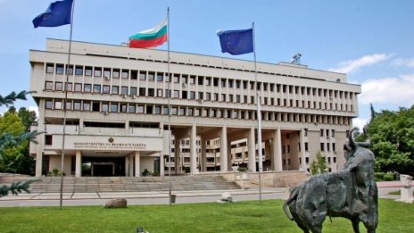 Спипаха човек на Външно с контрабанда, Захариева го наказа 