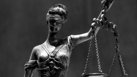 17 години за баща, хвърлил бебето си в тоалетна
