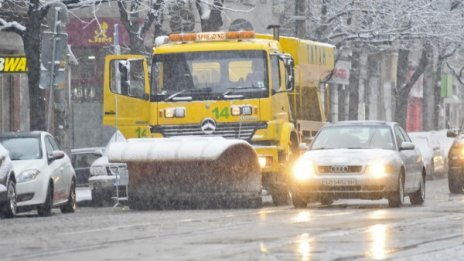 110 снегорина в готовност да "ловят" снежинки в София