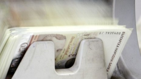 Банките свалиха лихвите, но на големите кредити
