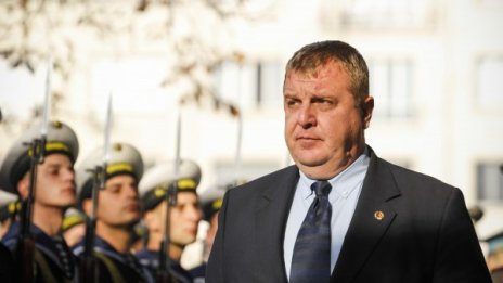 Каракачанов загрижен: Има пропуски във Военна академия!