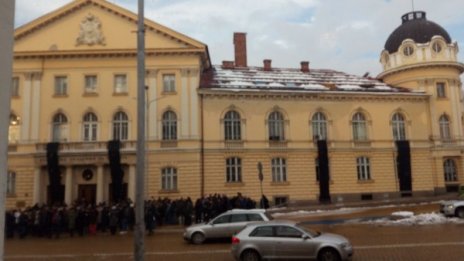 Черни знамена срещу прозорците на властта: На БАН й трябват пари!