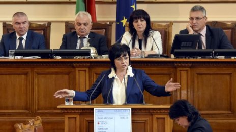 Нинова към Симеонов: Откривате WC-та, а ДПС взе 22 млн.