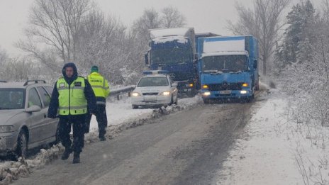 Ураган и нула видимост! Троянският проход е затворен