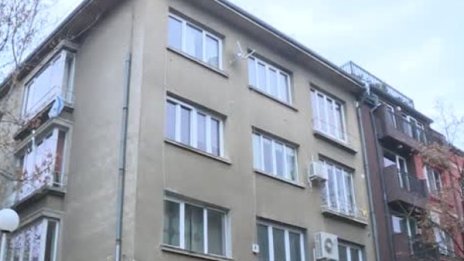 Полусаниран блок в "Оборище" – майсторите духнали, хората зъзнат
