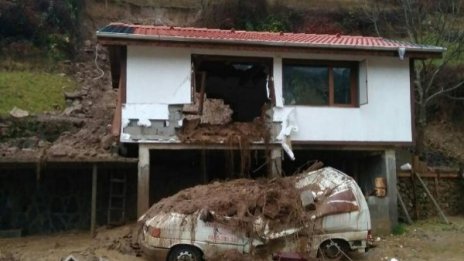 Мъжът, премазан от свлачище в Родопите, пенсионер от няколко дни