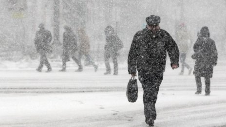 Снеговалежите в Германия взеха жертви, отменени са полети