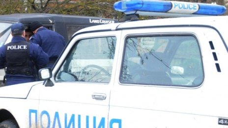 Мъже нахълтаха посред нощ в къща, отвлякоха жена