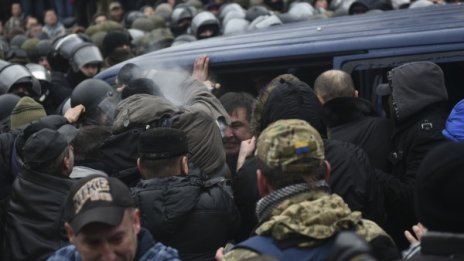 Привърженици освободиха Саакашвили от полицейския бус