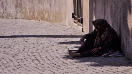 Задържаха 12 българи, "изнасяли" просяци в Швеция