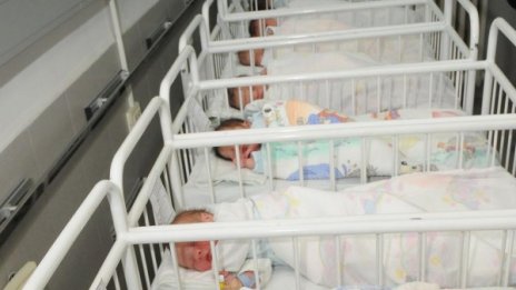 Кошмар в Перник: Майка бутна бебето си в чужди ръце и избяга 