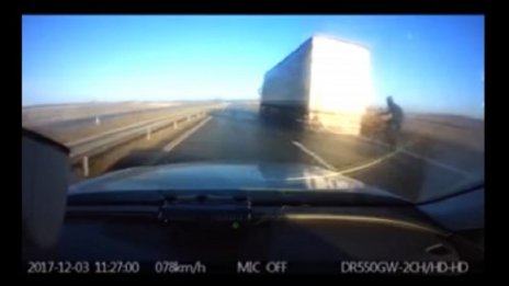 Колоездач върти педалите с 90 км/ч по магистрала, глобиха го