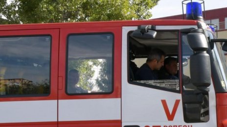 Жена падна от покрив, качила се да гаси пожар