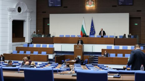 Скандал в НС между "Възраждане" и ДПС-НН, полицията разпитва Костадинов за еврото