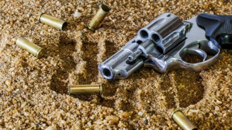 След проверка: Иззеха оръжие и боеприпаси