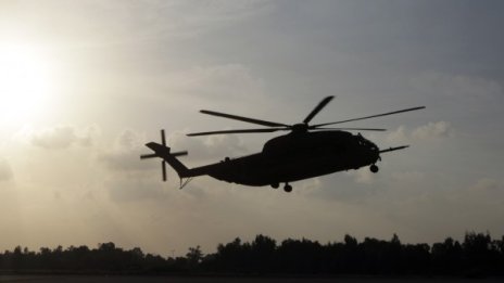 Парче от US хеликоптер падна и рани дете в японско училище