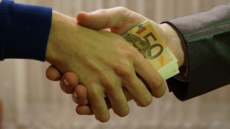Турски шофьор с присъда, предложил пари на катаджия