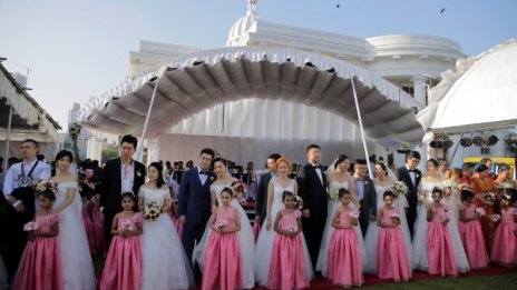 50 китайски двойки си казаха "да" на масова сватба