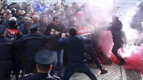 Сблъсъци между протестиращи и полиция в Албания