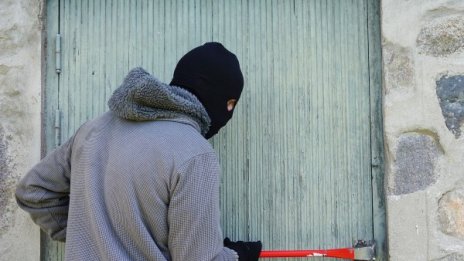 Крадци нахлуха в пенсионерски клуб в русенско село