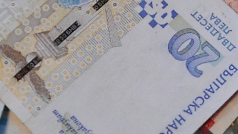 Пиян шофьор подхвърли 20 лева на катаджии, в ареста е!