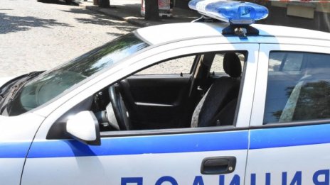 Пияни роми замерят полицаи с керемиди и камъни в Бургас