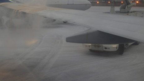 Самолет се подхлъзна при кацане на летище в Бостън