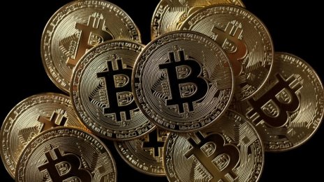 Биткойнът се съвзе, стигна 15 000 долара